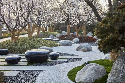 景觀置石方法大全_石材 : 園林作為一門藝術,對于意境有著很高的要求,除了普遍的山、水組合,&ldquo;石&rdquo;作為現代園林中也是必不可少的元素之一,帶個人們無窮的想象空間和精神享受。 以石材或仿石材布置成自然露巖景觀的造景手法被稱之為置石,置石&hellip;